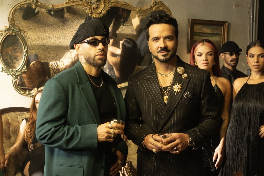 Luis Fonsi y Feid entran en Hot Latin Songs con su colaboración de salsa ‘Cambiaré’