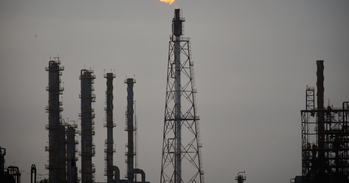 Pemex reduce deuda al nivel más bajo en 11 años con plan de rescate de Sheinbaum