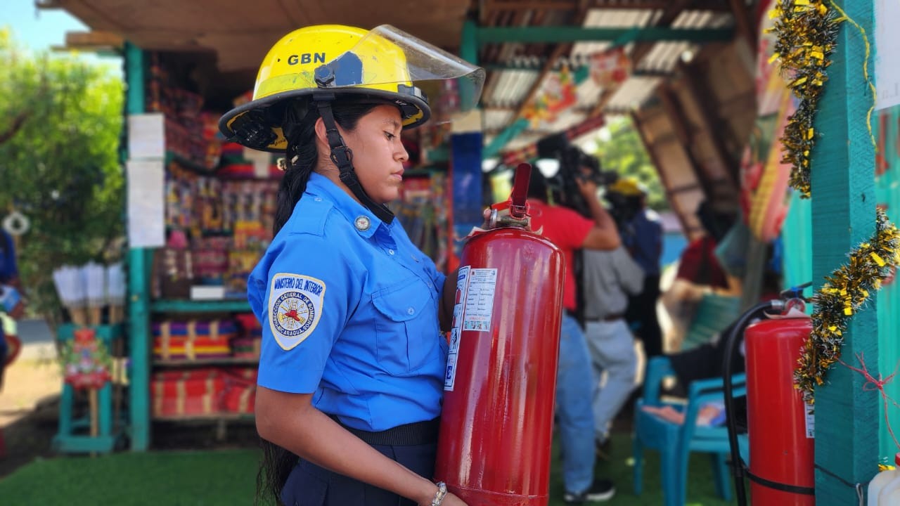 Bomberos fortalecen seguridad con inspecciones en puntos de venta de pirotecnia