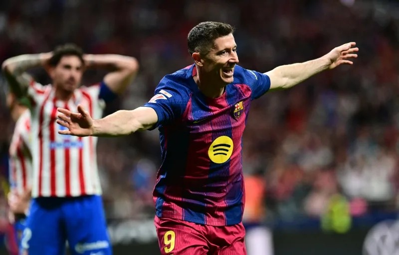 El Barcelona sufre, pero vence al Atlético y acaricia el título de LaLiga
