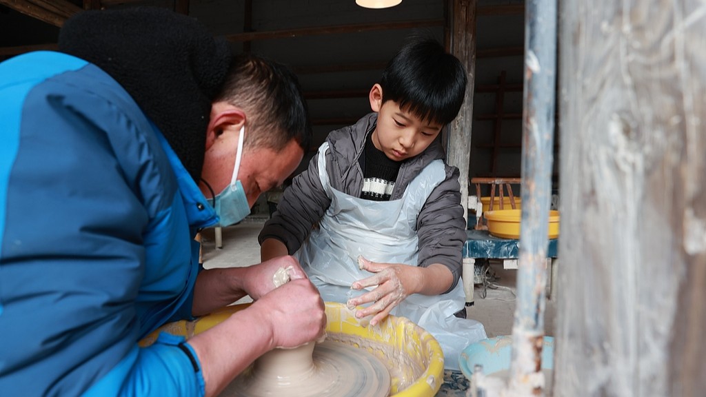 Experiencias prácticas impulsan el crecimiento del turismo en Jingdezhen, capital de la porcelana de China