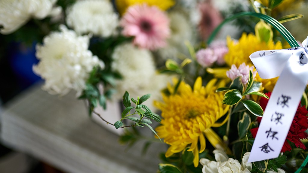 Millones de chinos visitan las tumbas de sus familiares fallecidos en el Día de Qingming