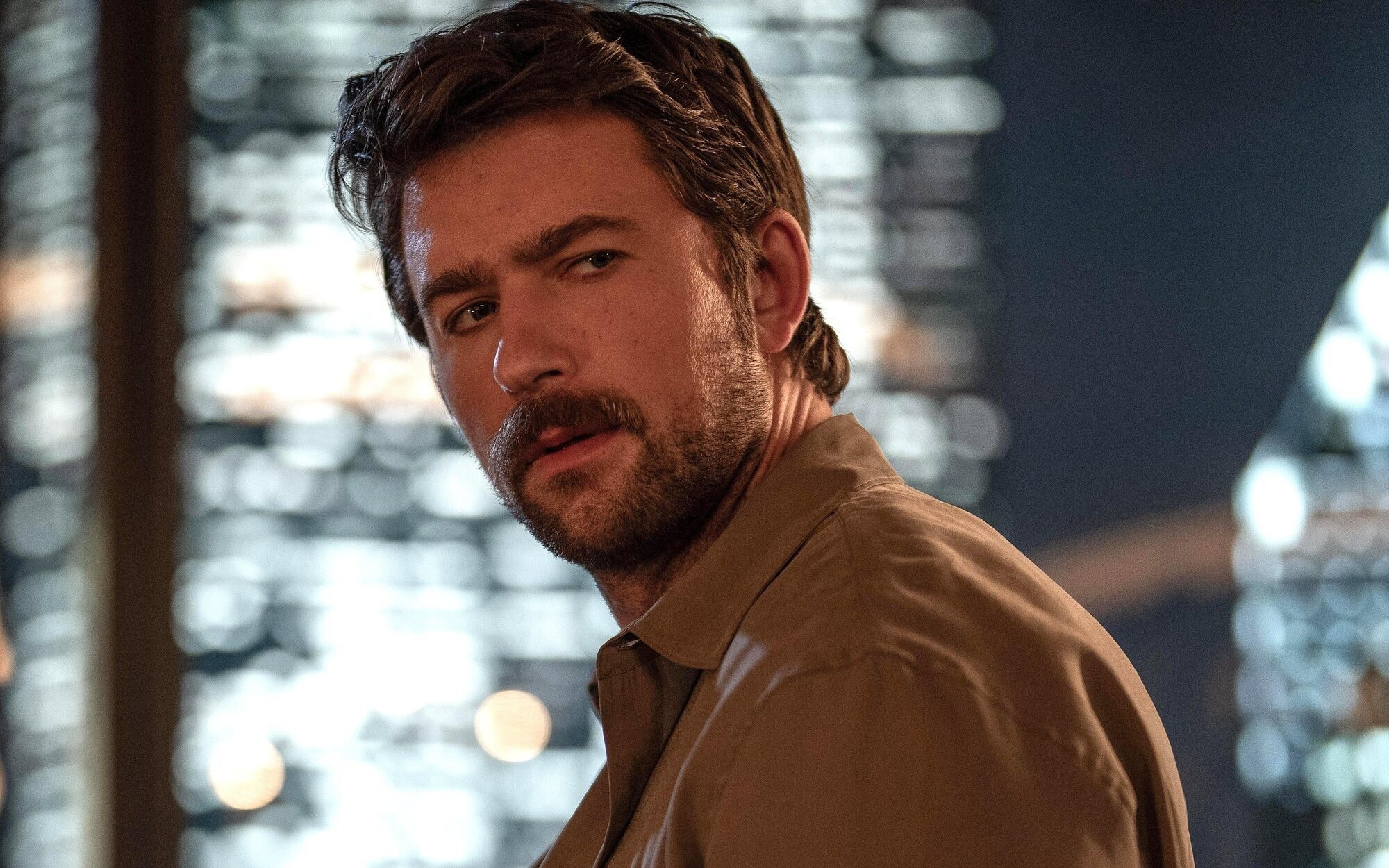 Brandon Sklenar reacciona a los rumores de DC: "Me llamaron Batman por la calle en España"