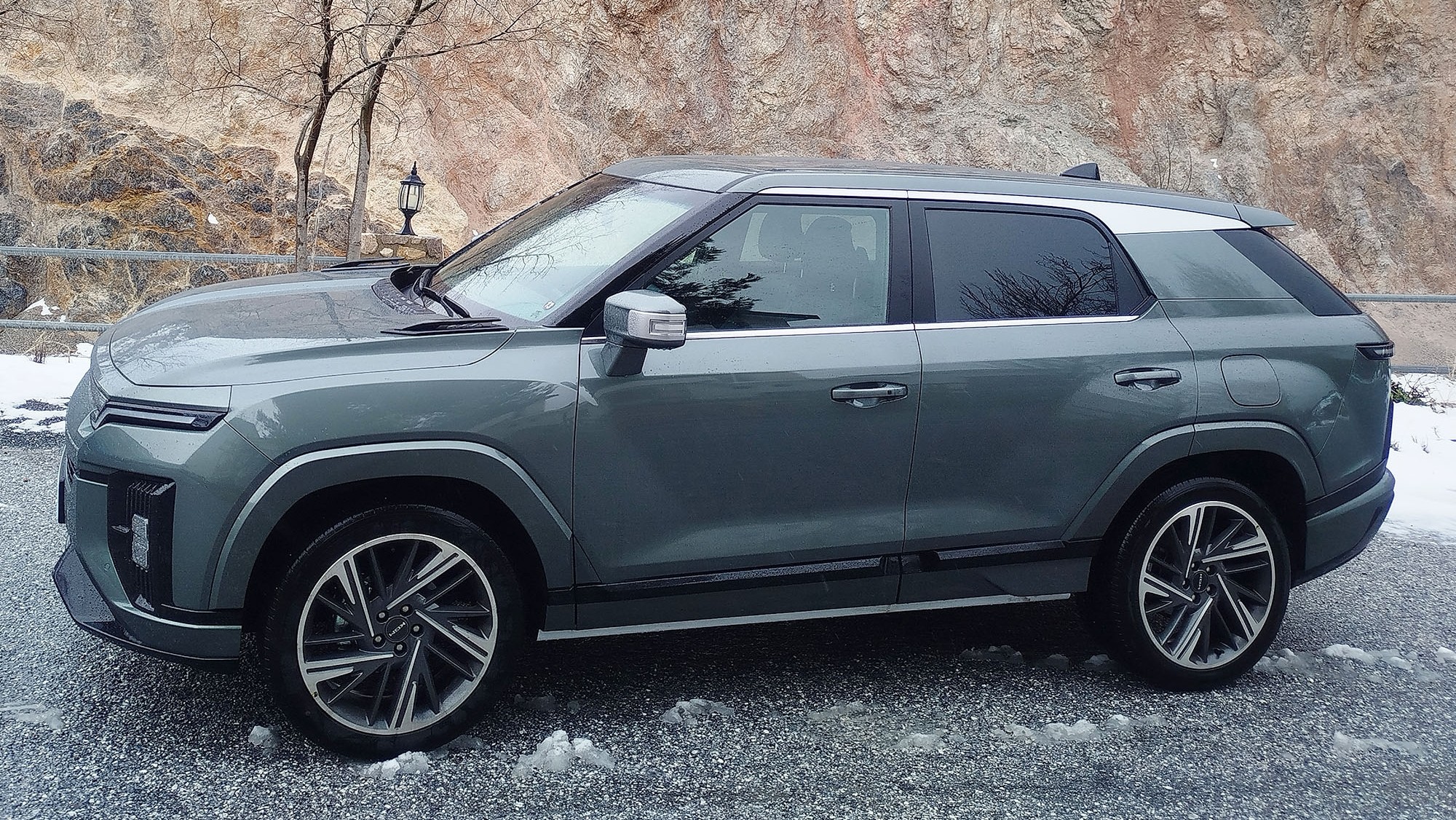 Probamos este SUV híbrido con 1.350 km de autonomía, intenciones coupé, motor y batería BYD, y que ya tiene precio en España