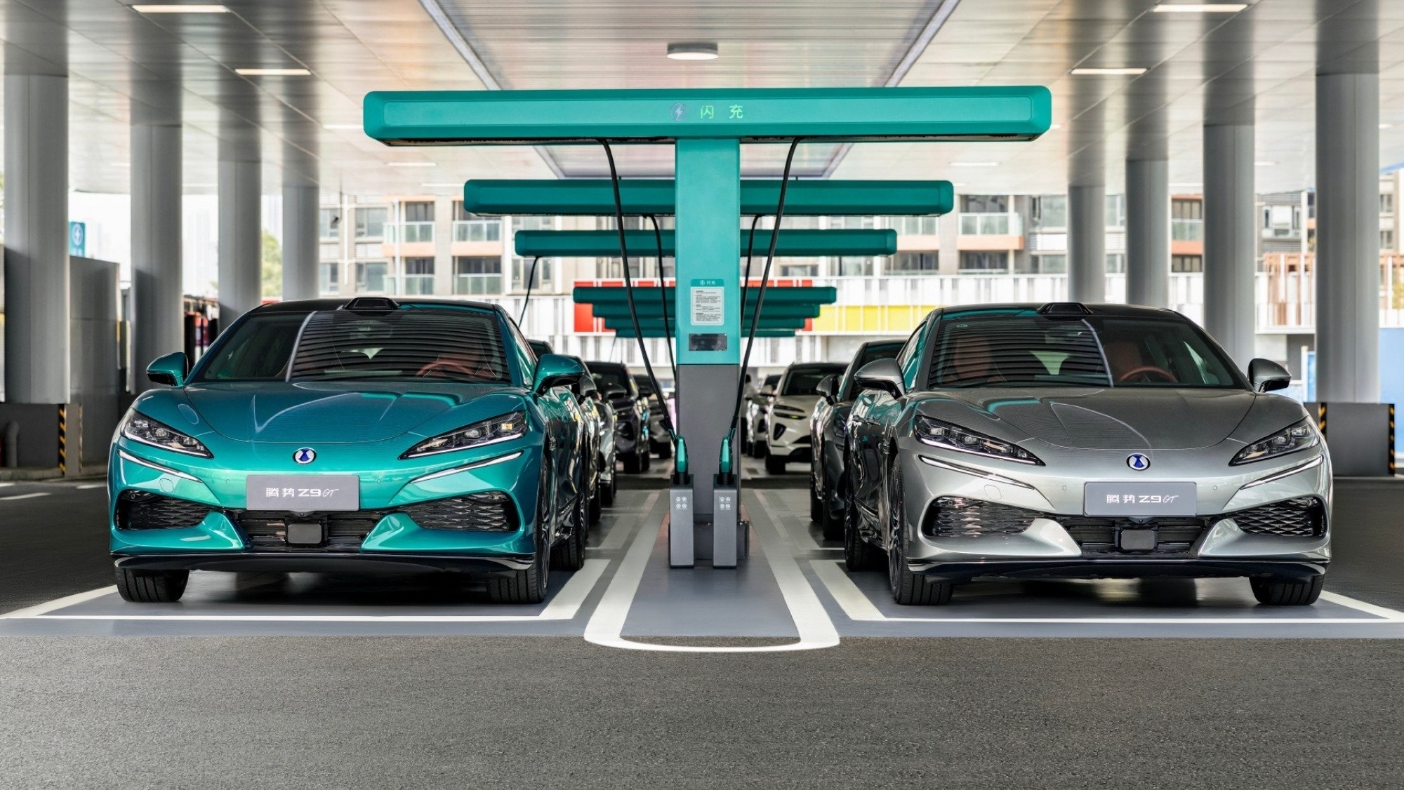 BYD ha construido 5.000 estaciones de carga ultrarrápida en 27 días, mientras que en España activar un punto se tardan meses