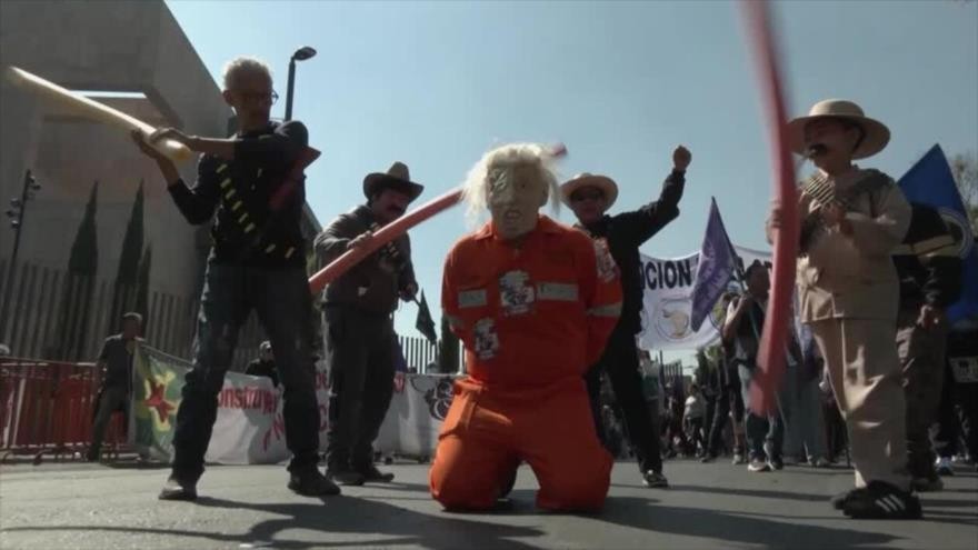 Mexicanos simulan arresto de Trump y claman liberación de Maduro