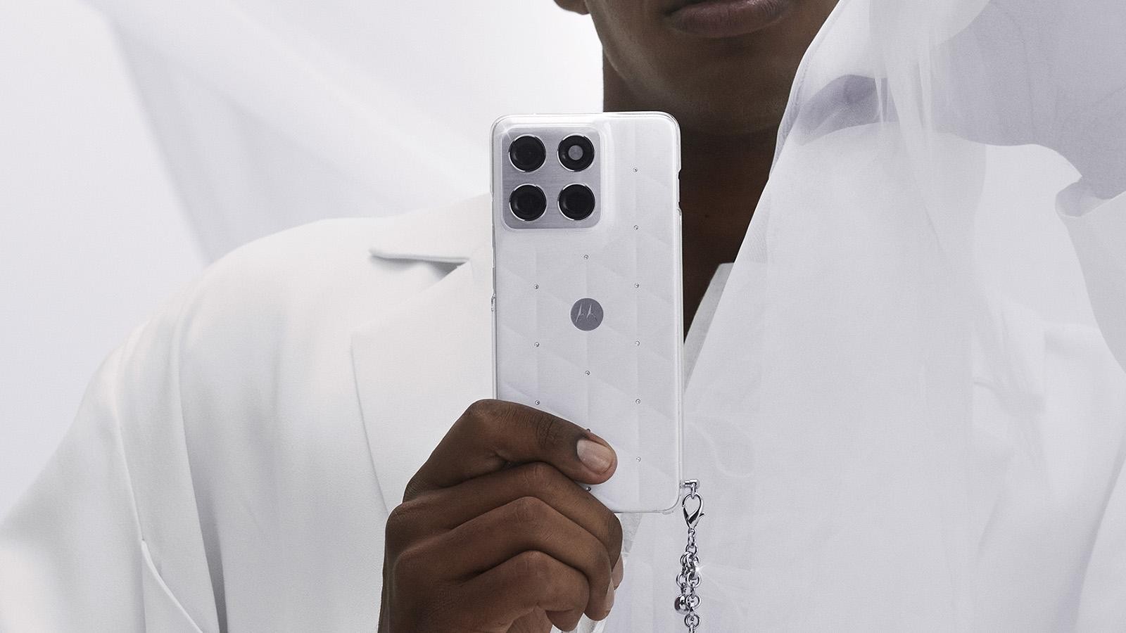 Una edición especial en un color único: motorola edge 70 en el Pantone Color of the Year 2026 con cristales Swarovski