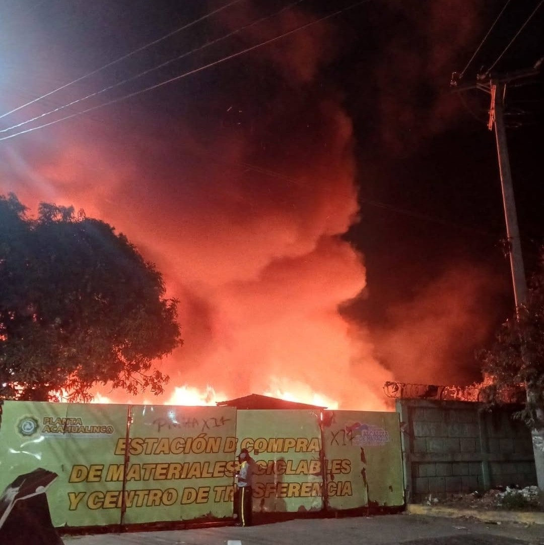 Autoridades trabajan en la extinción de un fuerte incendio en vertedero del Barrio Grenada