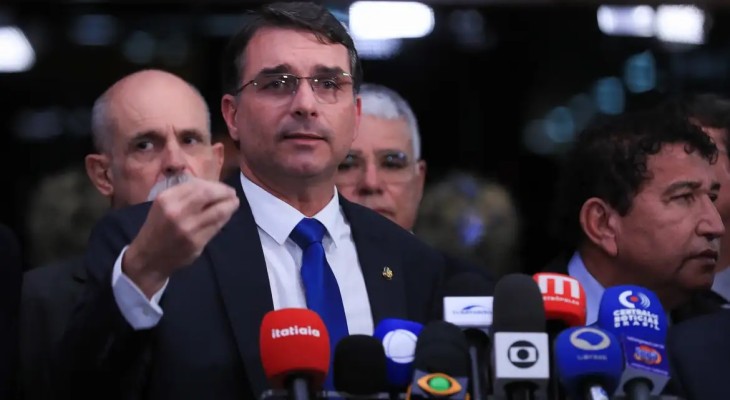 Flávio Bolsonaro anuncia su candidatura presidencial para 2026 en Brasil