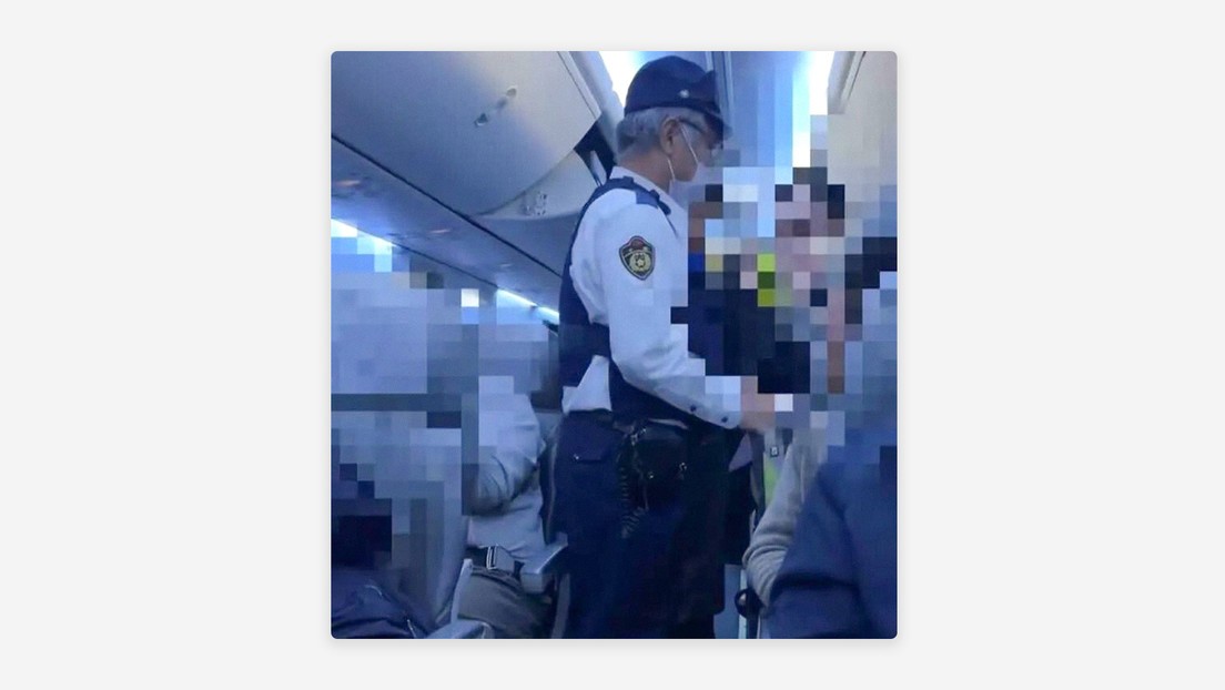 Obliga el retorno de un avión porque no se sentó junto a su novia